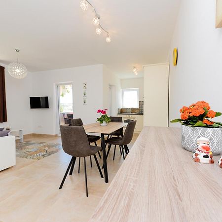Apartments Amfora - Cozy And Modern Apartments For Up To 15 People, 100M From The Sea And Beach Stara Novalja Exterior photo