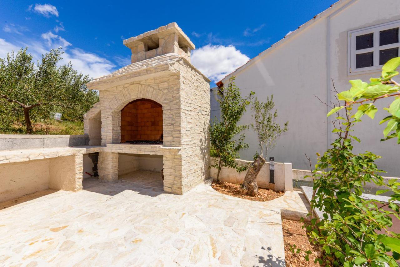 Apartments Amfora - Cozy And Modern Apartments For Up To 15 People, 100M From The Sea And Beach Stara Novalja Exterior photo