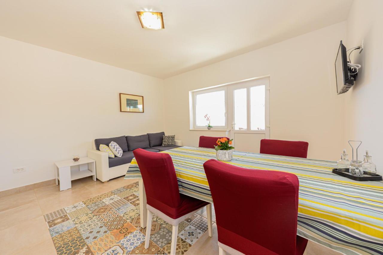 Apartments Amfora - Cozy And Modern Apartments For Up To 15 People, 100M From The Sea And Beach Stara Novalja Exterior photo