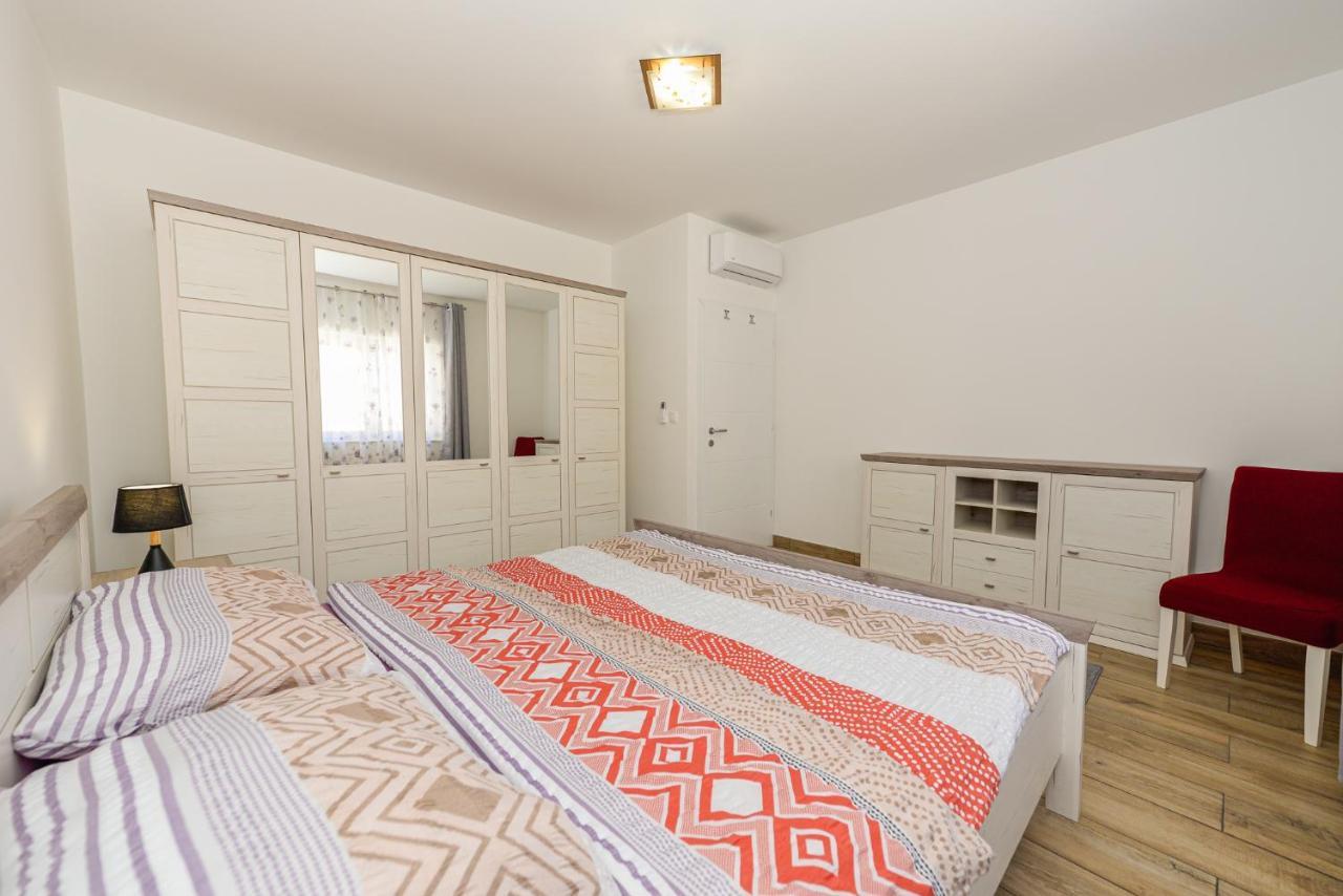 Apartments Amfora - Cozy And Modern Apartments For Up To 15 People, 100M From The Sea And Beach Stara Novalja Exterior photo
