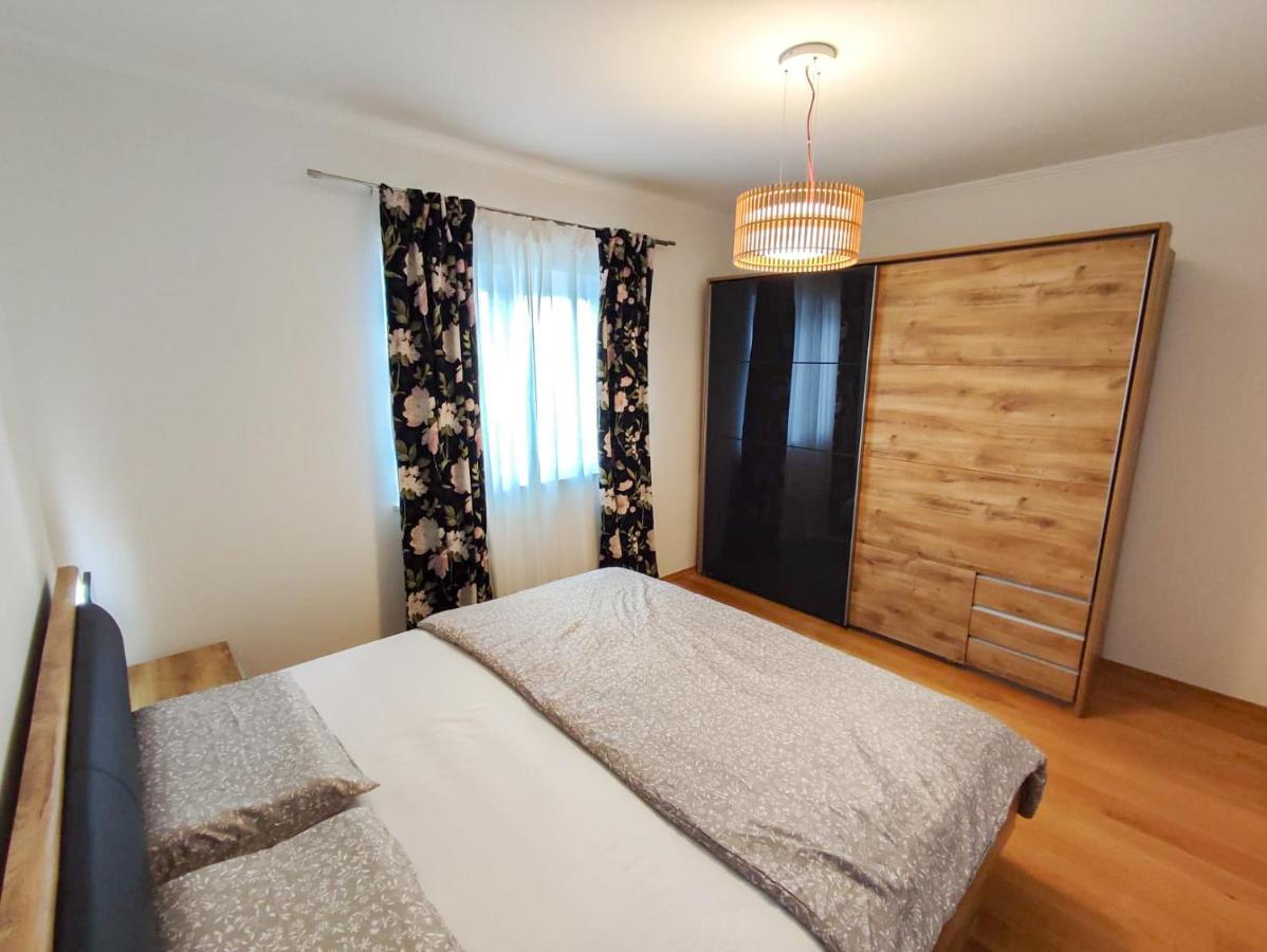 Apartments Amfora - Cozy And Modern Apartments For Up To 15 People, 100M From The Sea And Beach Stara Novalja Exterior photo