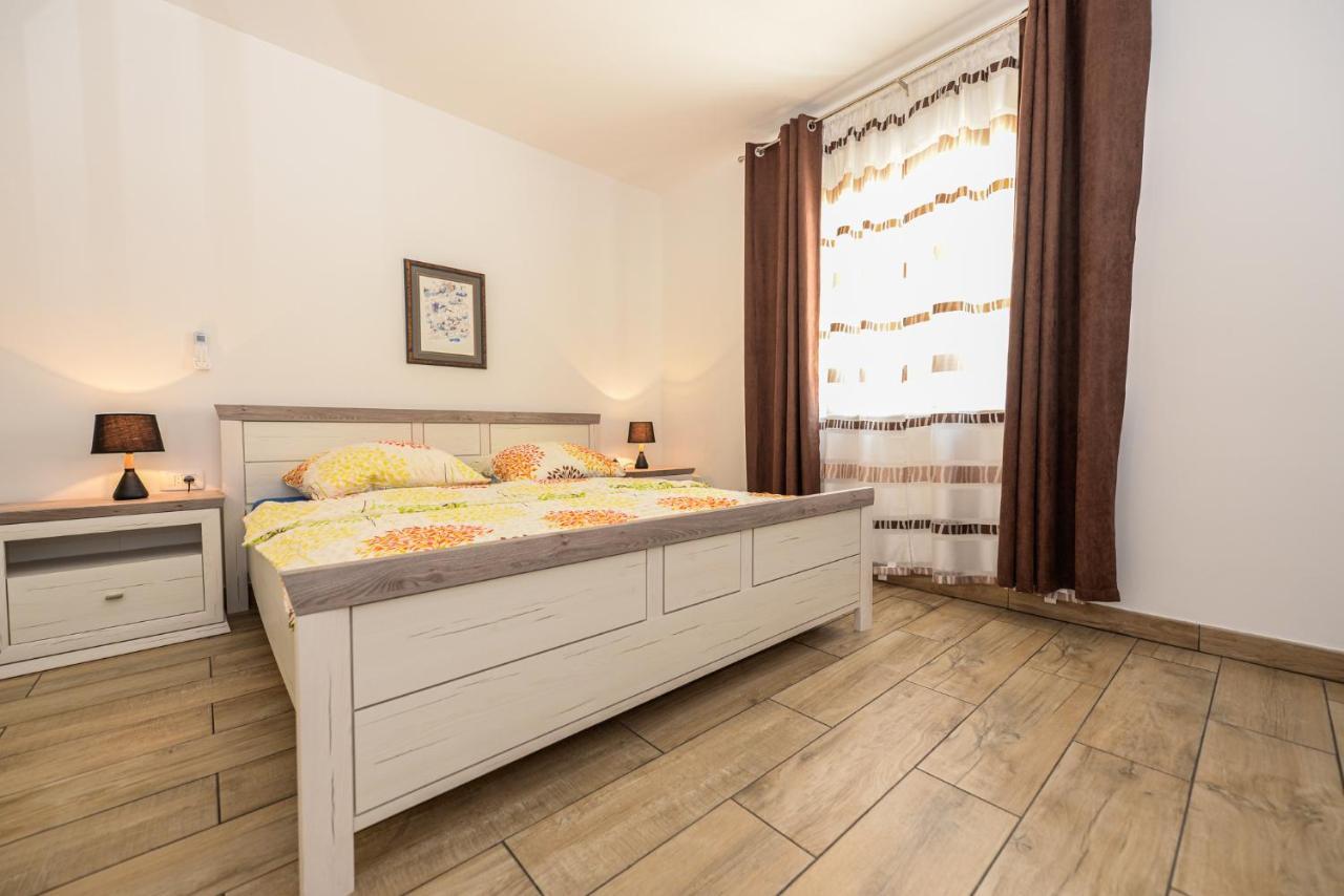 Apartments Amfora - Cozy And Modern Apartments For Up To 15 People, 100M From The Sea And Beach Stara Novalja Exterior photo