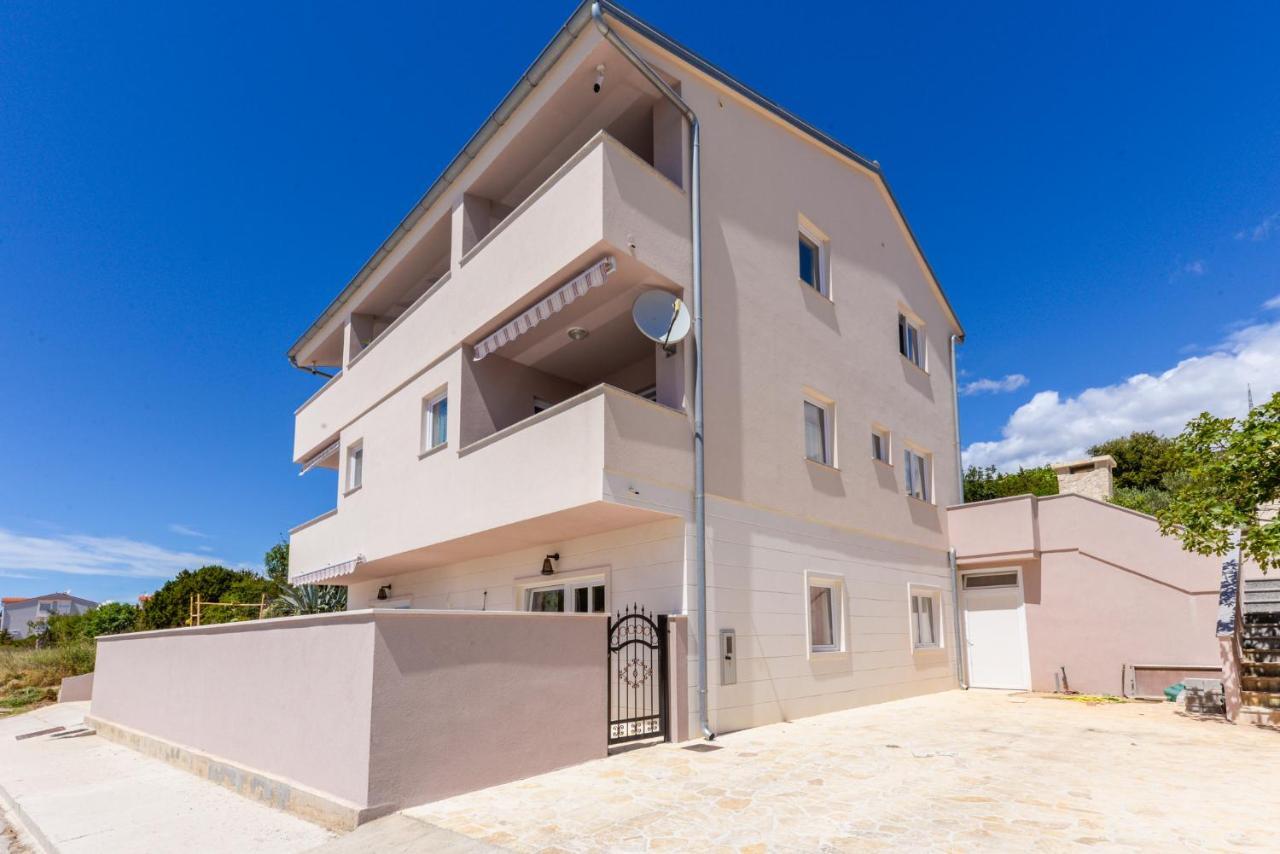 Apartments Amfora - Cozy And Modern Apartments For Up To 15 People, 100M From The Sea And Beach Stara Novalja Exterior photo