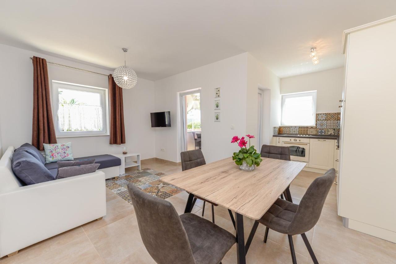 Apartments Amfora - Cozy And Modern Apartments For Up To 15 People, 100M From The Sea And Beach Stara Novalja Exterior photo